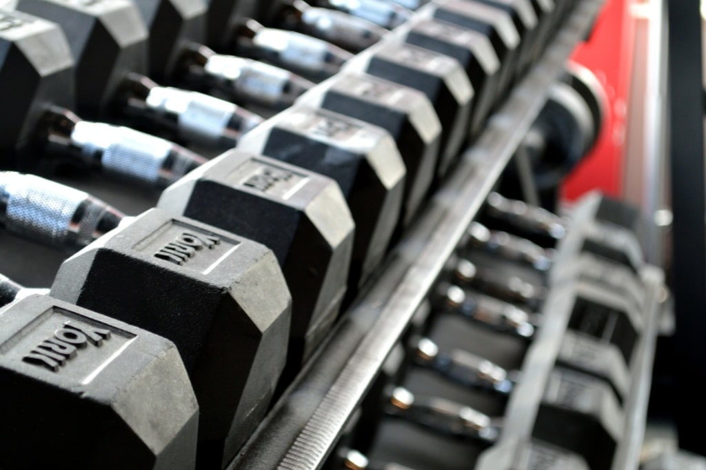 Free fitness videos (picture of dumbbells lined up in a row)