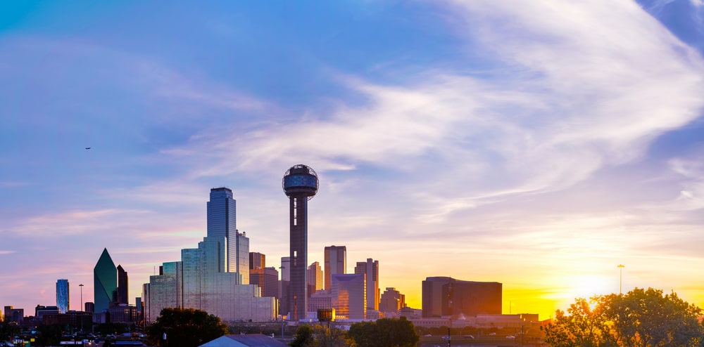 La imagen muestra una panorámica matinal del centro de Dallas, donde nacen muchas iniciativas de bienestar corporativo.